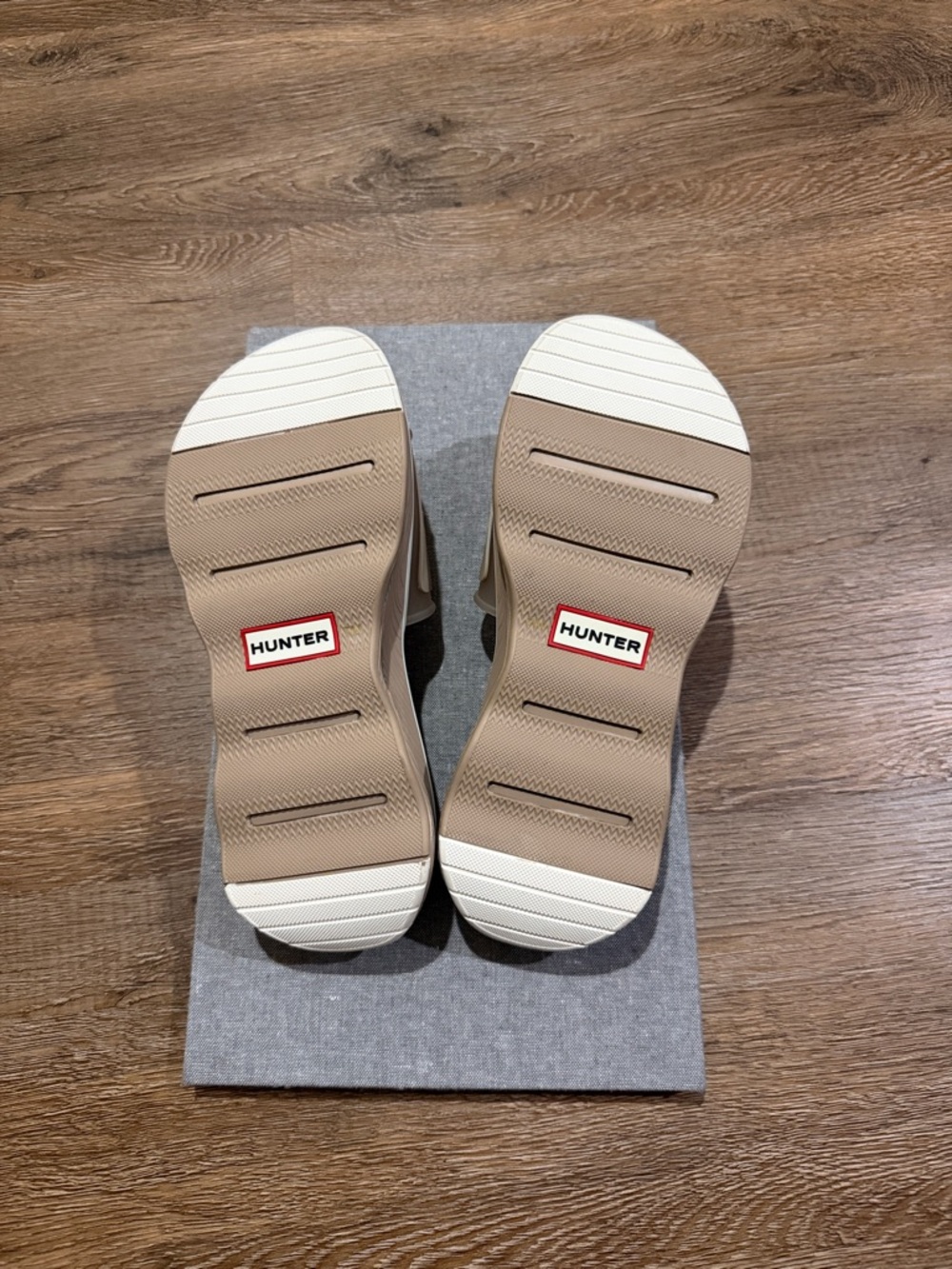 Hunter Geneva Women's Slip-On Casual Slide Sandal in Medium Natural - Picture 12 of 12